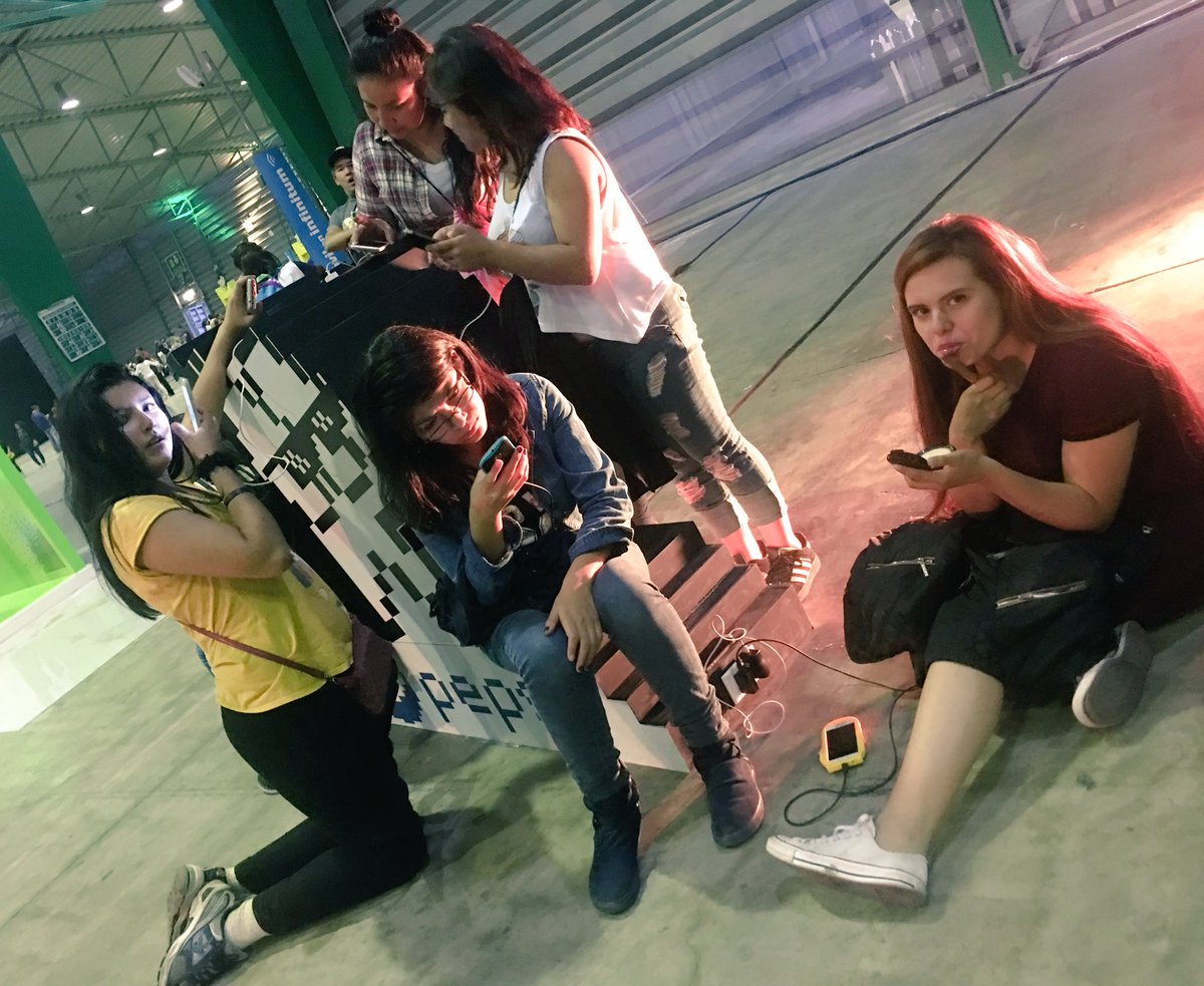 Nadie se queda sin pila en <a href="/SmazingMx/">Smazing</a>. Acércate a los módulos de #Infinitum y carga tu celular a #ExcesoDeVelocidad