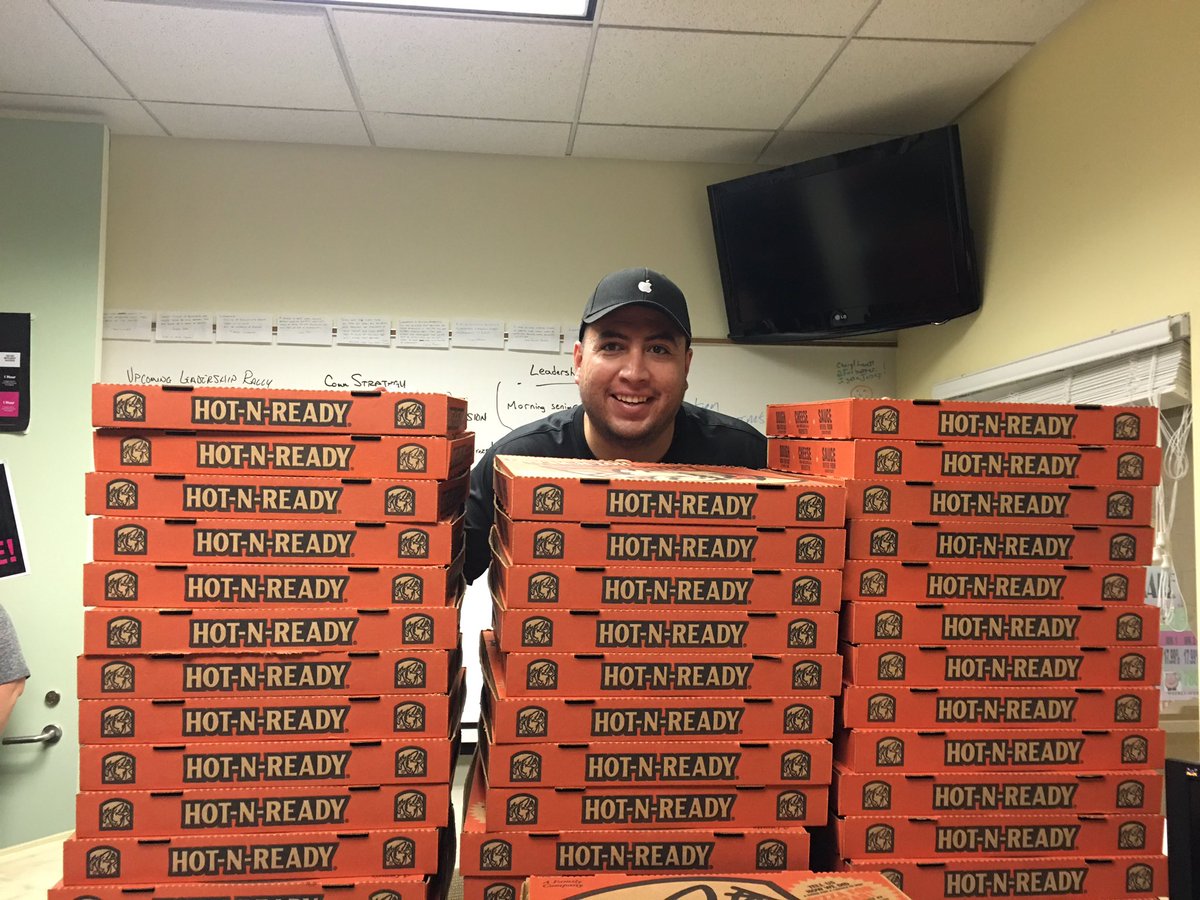 13cortiz's tweet photo. Pushing Performance with 🍕🍕🍕#PizzaPizza #AppleLaunch @RockyMtnRes@RockyMtnRes @robls1978 @AngelSosa78 @SportsDebate https://t.co/odYCPq7B3h