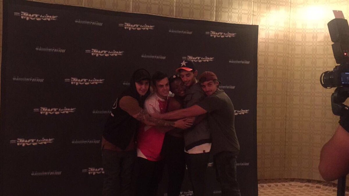illegalshantae's tweet photo. me and my cinnamon apples π #afthouston #anotherfailtour https://t.co/7CUceQxfst