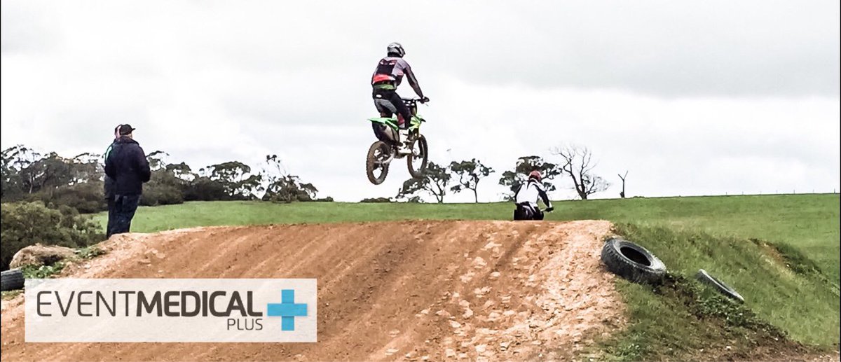 EventMedPlus's tweet photo. A dry track makes for a good ride...this is practice fun on a whole other level! #mudntarsmcc @motorcyclingsa #motox https://t.co/Y6sblFaVQK