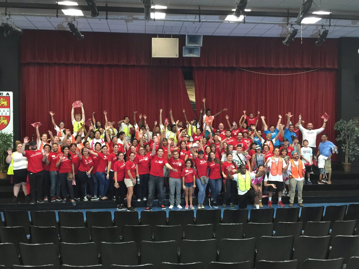 CityYearMiami's tweet photo. Thank you @WellsFargo for an amazing day at @CutlerBayMiddle. #MakeBetterHappen https://t.co/wrtV1b9eTf