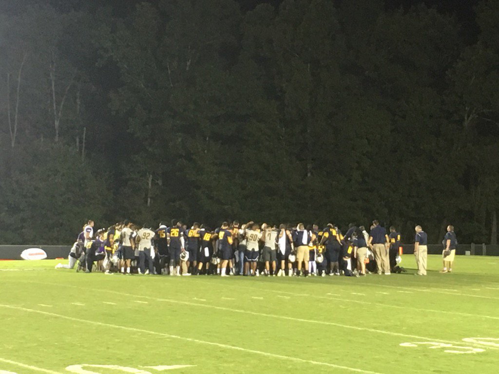 crespass's tweet photo. Opposing teams praying for an injured player. Won't see that everywhere #ETBU #SAGU @ETBU_Football https://t.co/uLXzxdTrDP