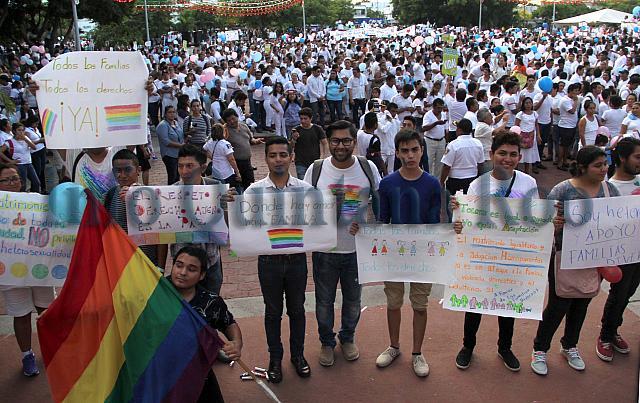 infoqroomex's tweet photo. Manifestación alterna en defensa de los derechos igualitarios  @megaxycancun
https://t.co/I1A755DNEj https://t.co/G9kdEaiFNd