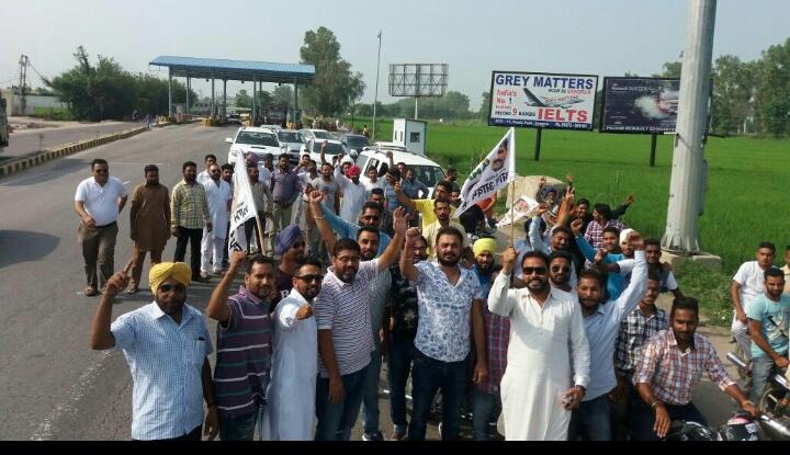SoniaVictor4's tweet photo. Volunteers already arriving for release of Kisan Manifesto as they believe only #HopeofPunjabKejriwal https://t.co/zSWQaNxxiv