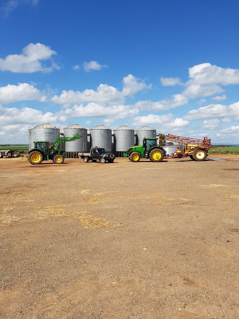 camlowe1996's tweet photo. Productive sunday keeping the Green machines clean #SpringCleaning #JohnDeere #LandCruiser #LoweFarms https://t.co/bZJN1sUsZu