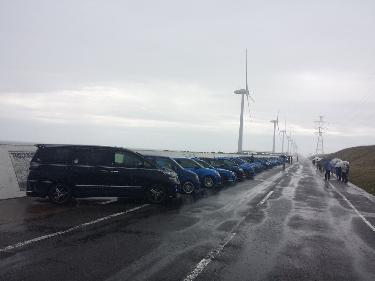 Mk5GTI55's tweet image. 今日も青い車がいっぱい♪②   神栖千人画廊にて。雨、雨、雨！ #青い車 #impactblue #golf #ゴルフR