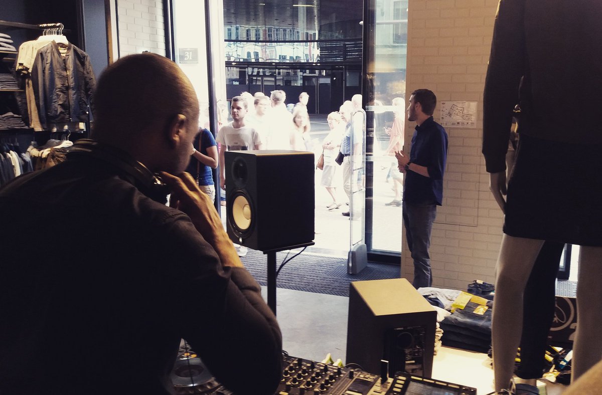 endji1's tweet photo. Lille : mix live en centre-ville avec @djmaeko et Swartz #lille #djset #endji #maeko #swartz https://t.co/nJf1pNHgdR