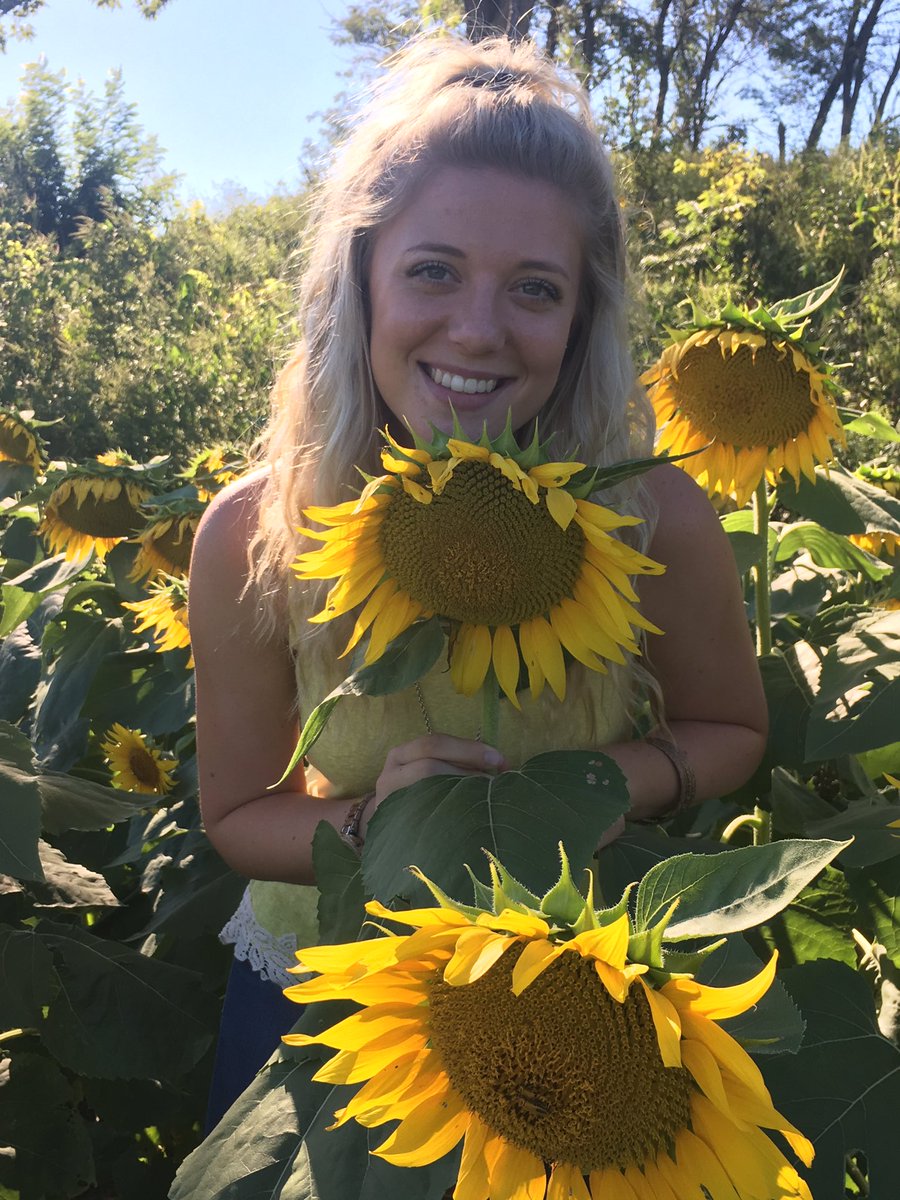 jessicareesr12's tweet photo. 🌻🌻🌻 https://t.co/UJFplVsS74