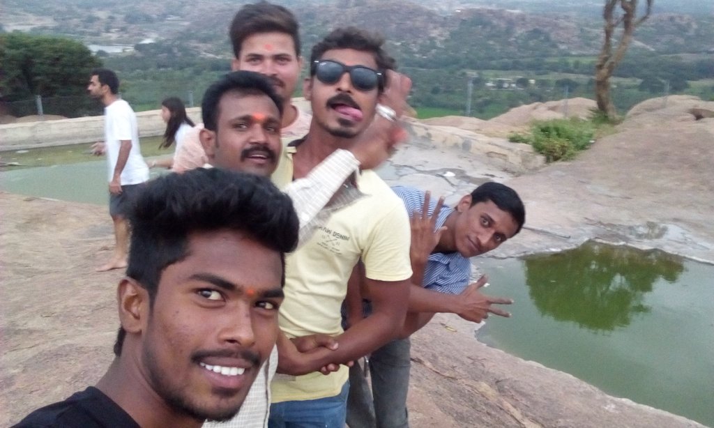 GaveeraV's tweet photo. Weekend with mates ))));))));)) https://t.co/5Uf3OqNnf5