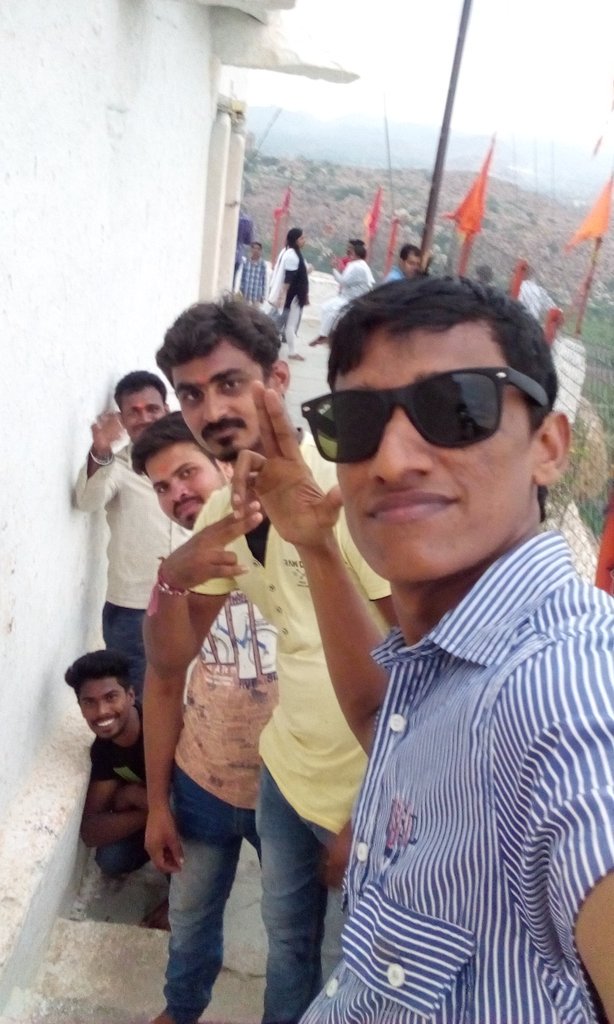 GaveeraV's tweet photo. Weekend with mates ))));))));)) https://t.co/5Uf3OqNnf5