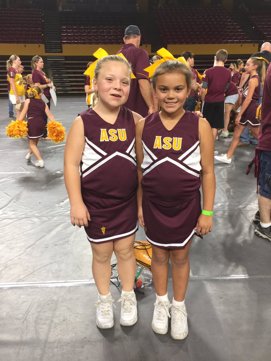 jhatcher1029's tweet photo. The girls are ready to cheer with the band at halftime. #forkem https://t.co/t9QL2GIuaQ