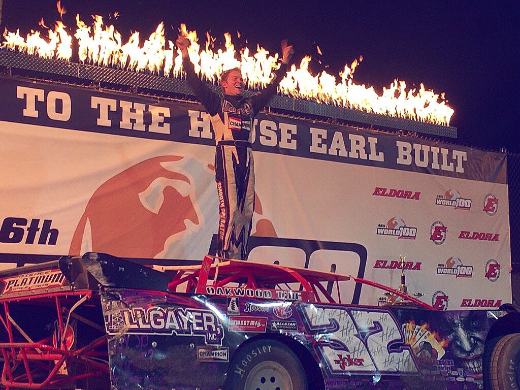 BellRacingHQ's tweet photo. BOBBY PIERCE WINS THE WORLD 100! #ChampionsWearBell @EldoraSpeedway @BobbyPierce32 🌎💯 https://t.co/LDaeBr3zCg