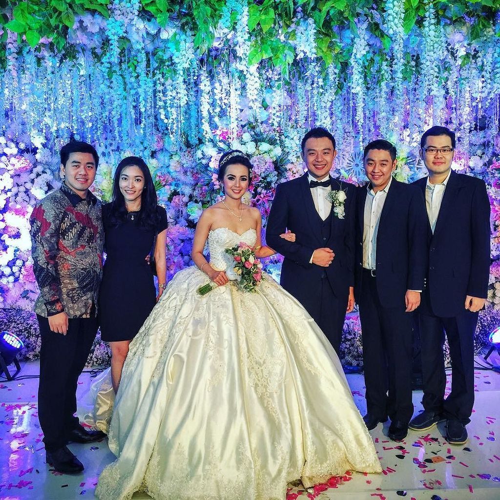 anthony_rusli's tweet photo. With Mr and Mrs Soebioto! #iwanelisewedding #14yearsoffriendship https://t.co/lUYZhb20n4 https://t.co/DQC3M3ITfy