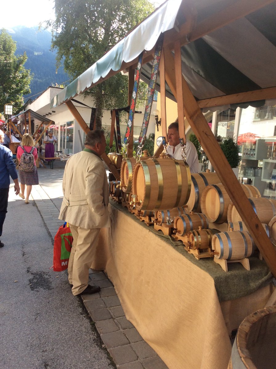 seefeld_sun's tweet photo. Come down to our craft market in Seefeld today it’s buzzing #festival #wood https://t.co/q4wKkeIhNq