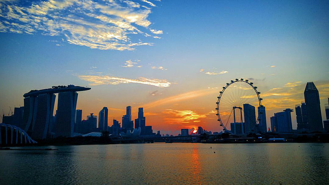 spookyisme's tweet photo. Caught. #sunset #Gardensbythebayeast #redandblue https://t.co/CEEONTQcTU