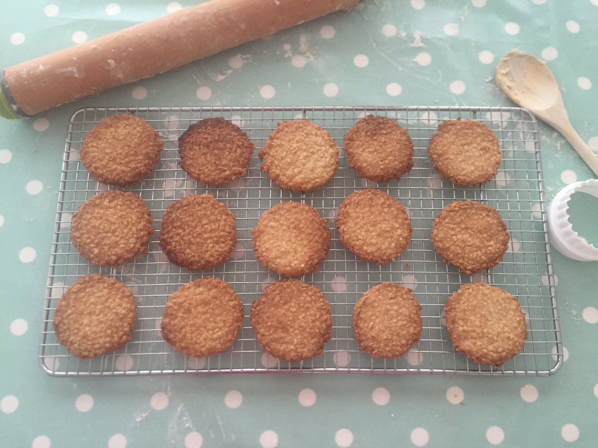 kaypee83's tweet photo. Oaty biscuits #GBBOTwitterBakeAlong #2weeksbehind #GBBO #easypeasy #MaryBerryRecipe https://t.co/cio5V7rIWF