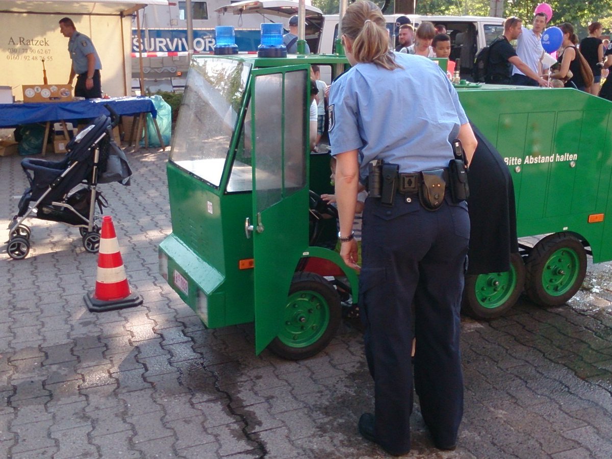 PolizeiBerlin_E's tweet photo. Als Attraktion wieder dabei: Unser Kinderwasserwerfer#TdoT https://t.co/tuiHmiLWmL