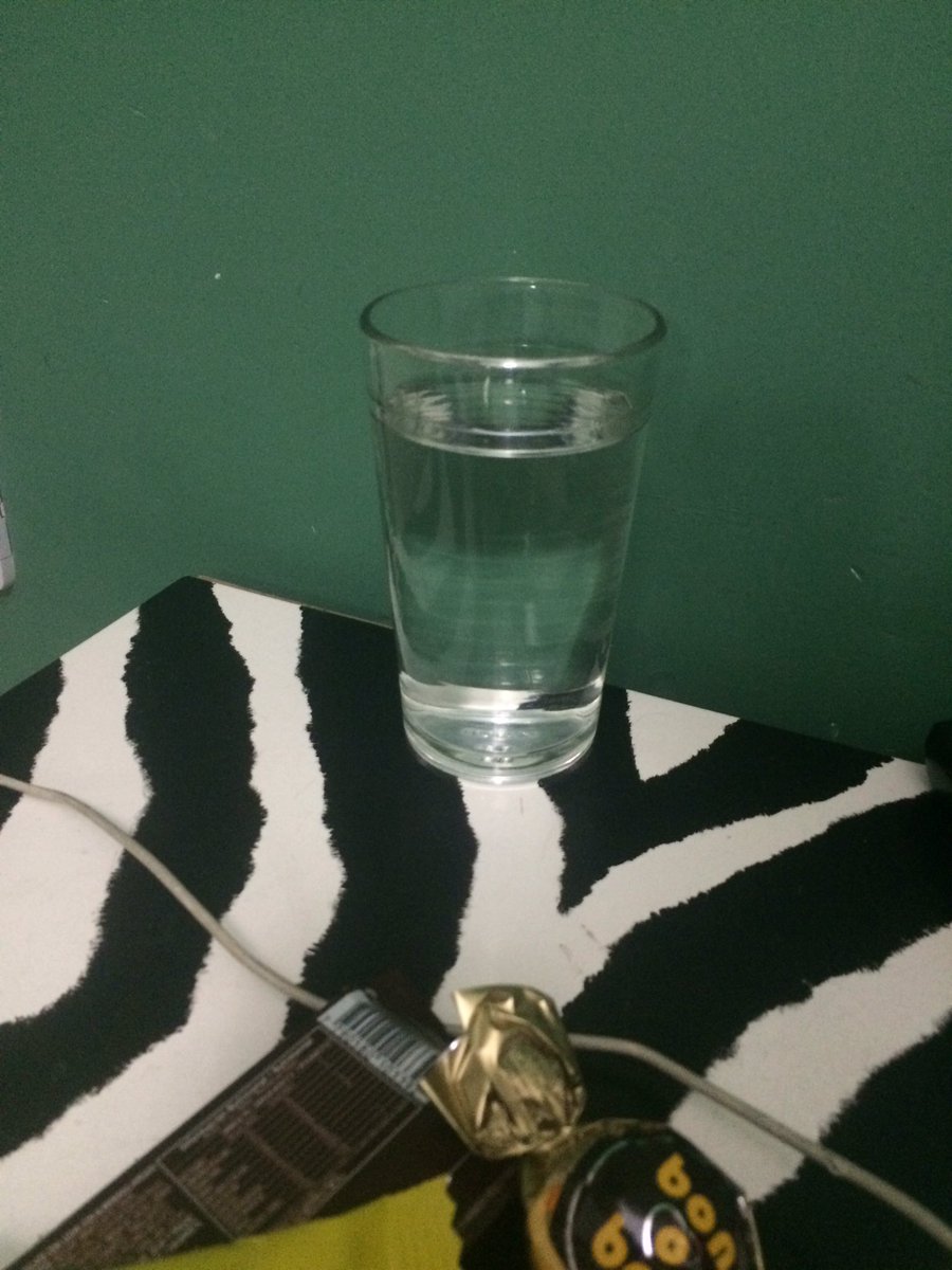 JessSaez's tweet photo. Te olvidaste el agua pero te encontras con el vaso de anoche sin probar #lagloria https://t.co/dRtbvKvHf5