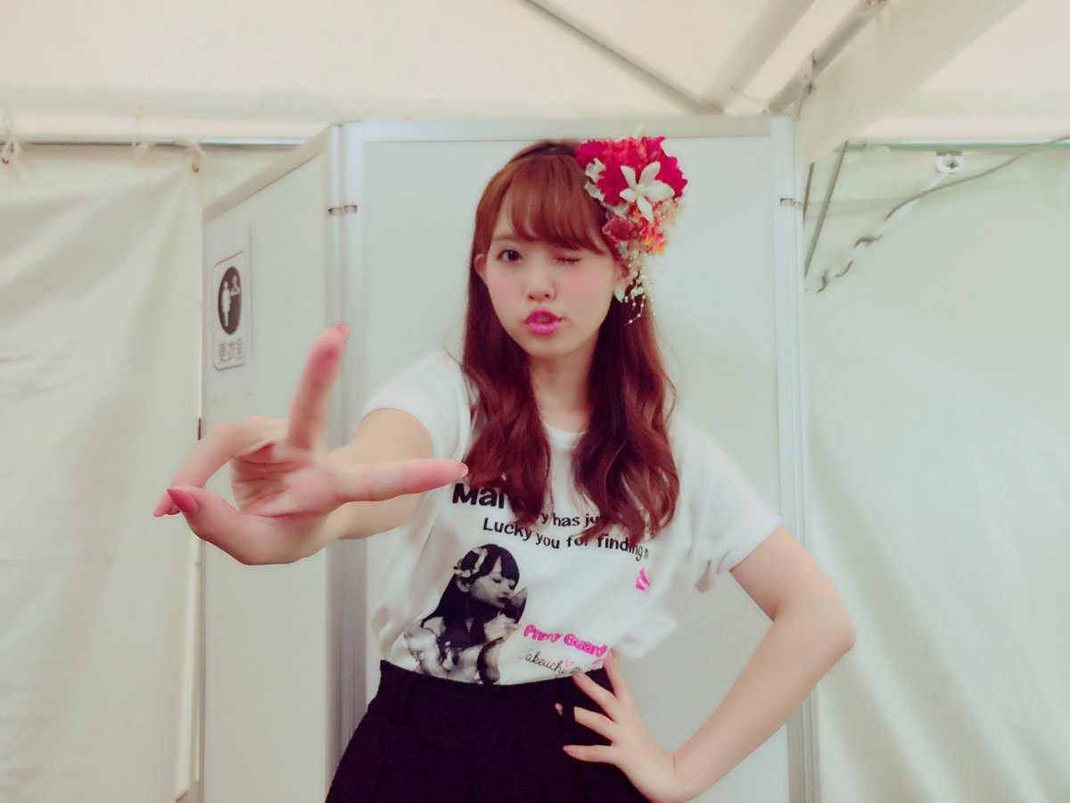 takeuchimai0831's tweet photo. 生誕Tシャツに髪飾り🎀✨
今日の握手Styleだよっ
皆、生誕Tやチケットホルダー
握手会に付けて来てくれて
舞は幸せhappy☺️💘
グッズを身につけてくれるって
ほんまに嬉しいなーっ😍
#maicode
#竹内舞グッズ https://t.co/EeojreEWll