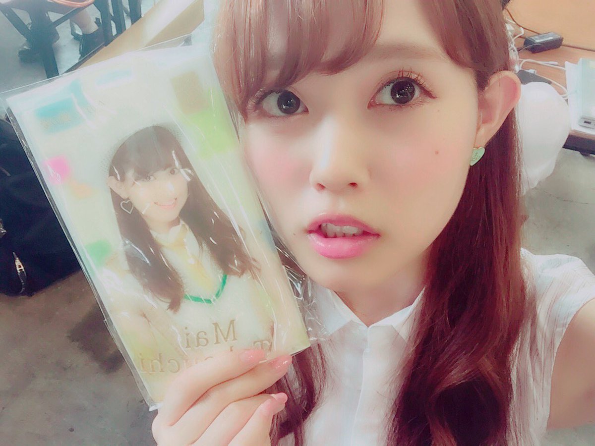 takeuchimai0831's tweet photo. 生誕Tシャツに髪飾り🎀✨
今日の握手Styleだよっ
皆、生誕Tやチケットホルダー
握手会に付けて来てくれて
舞は幸せhappy☺️💘
グッズを身につけてくれるって
ほんまに嬉しいなーっ😍
#maicode
#竹内舞グッズ https://t.co/EeojreEWll