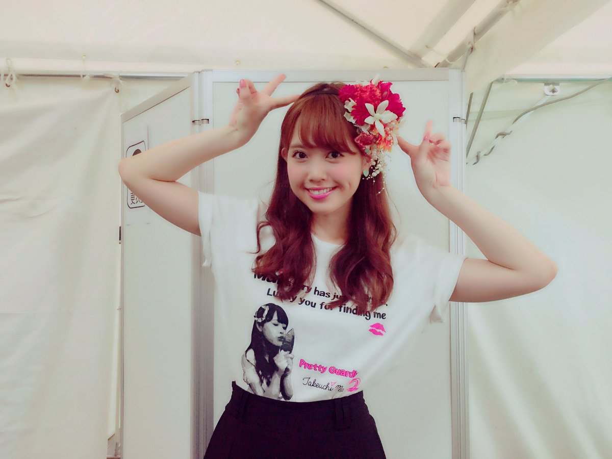 takeuchimai0831's tweet photo. 生誕Tシャツに髪飾り🎀✨
今日の握手Styleだよっ
皆、生誕Tやチケットホルダー
握手会に付けて来てくれて
舞は幸せhappy☺️💘
グッズを身につけてくれるって
ほんまに嬉しいなーっ😍
#maicode
#竹内舞グッズ https://t.co/EeojreEWll