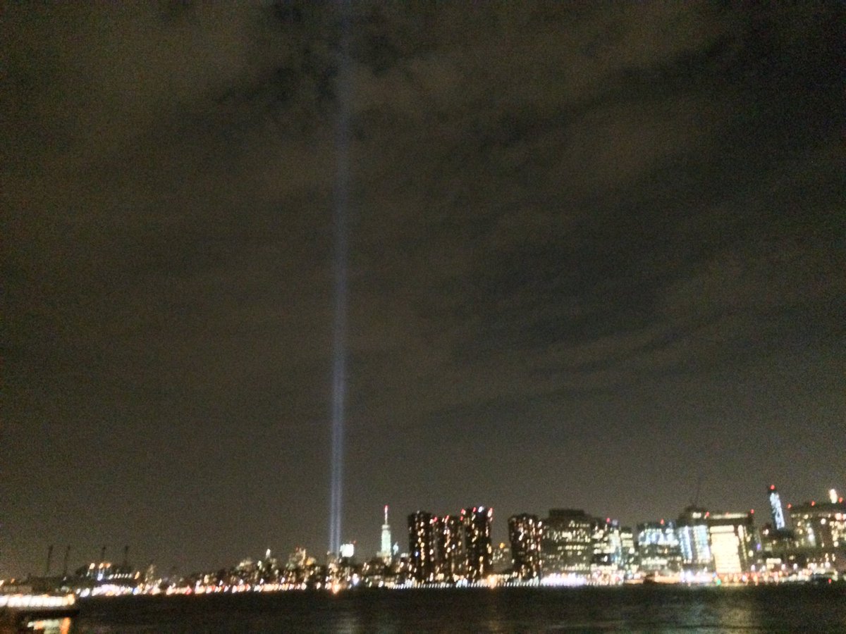 hiroshi_nyc's tweet photo. 9.11
追悼の意味を込めてライトが空高く照らされています https://t.co/7eIt0eNW8Q