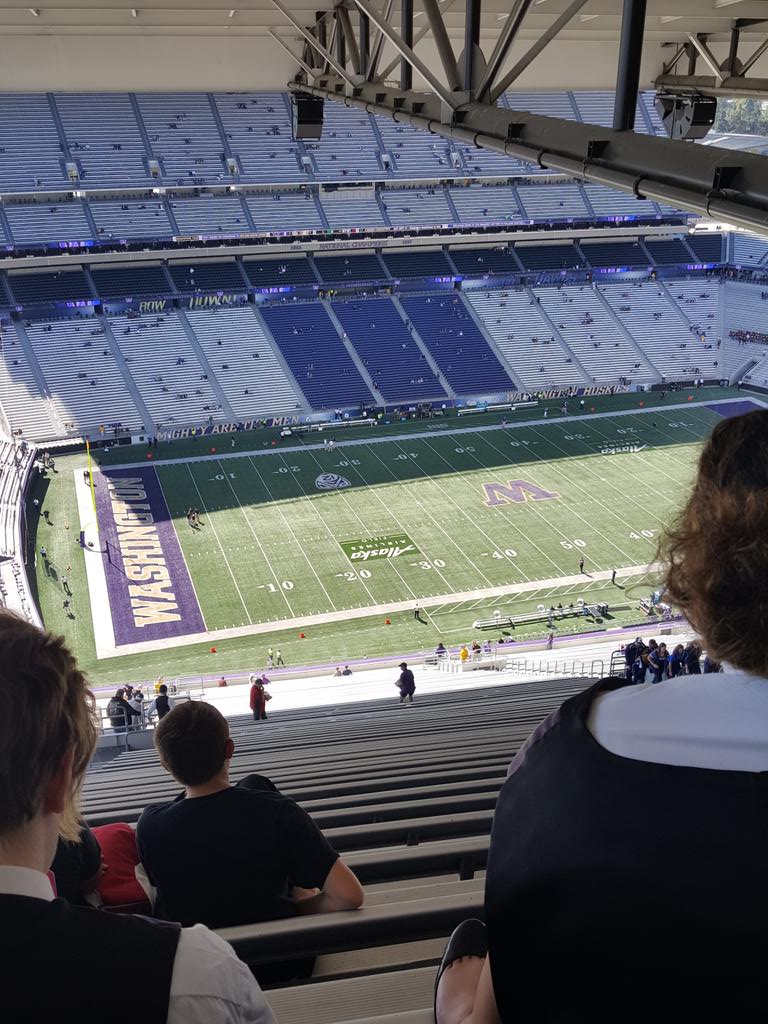 mamadean02's tweet photo. OHS band and cheer https://t.co/QfLTYaC3qS