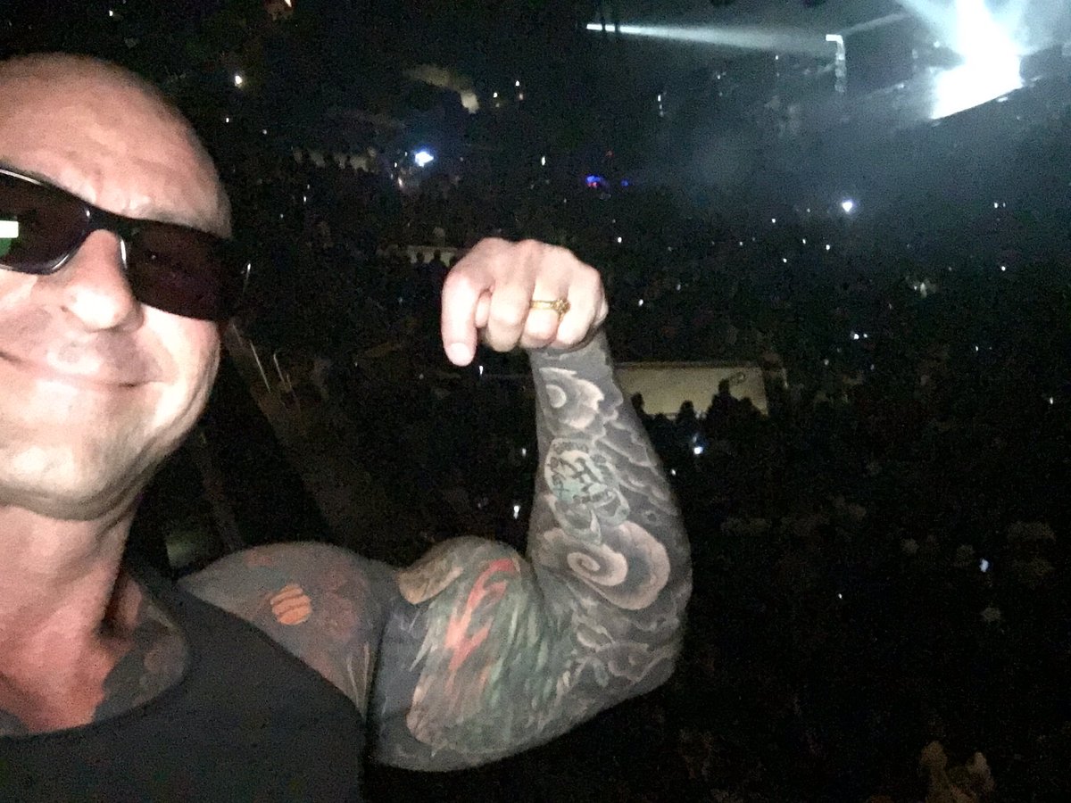 JimStoppani's tweet photo. Drake @STAPLESCenter LA night 3. @Drake check out my #sixweekstosickarms to fill out that sleeveless T better! 😉💪 https://t.co/iZSlL6DQ1d