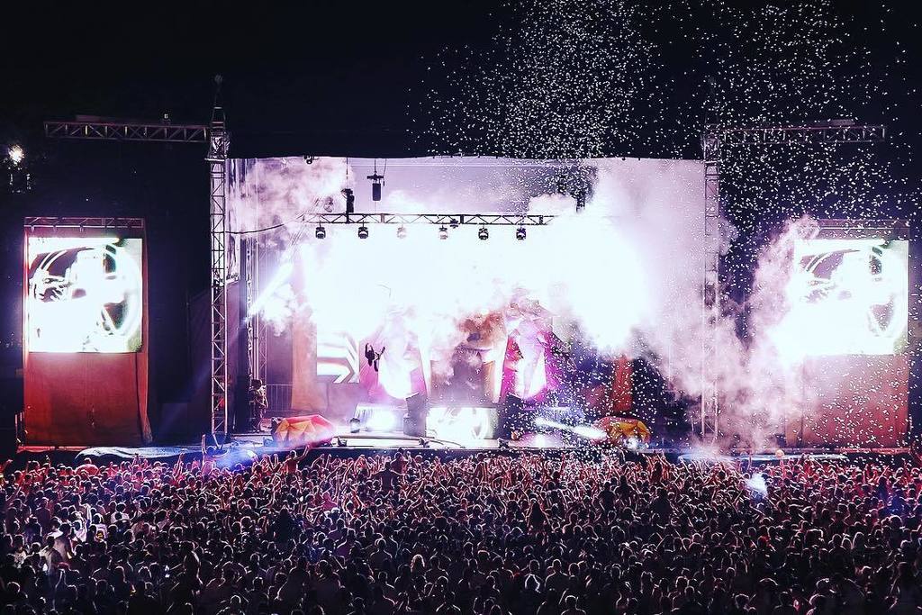 GuessBenjamin's tweet photo. Few ppl going hard in the paint with @KnifePartyinc tonight at #LICVan @lictour @thisisblueprint
#vancouver #Momen⦠https://t.co/ENkYXYKdKU