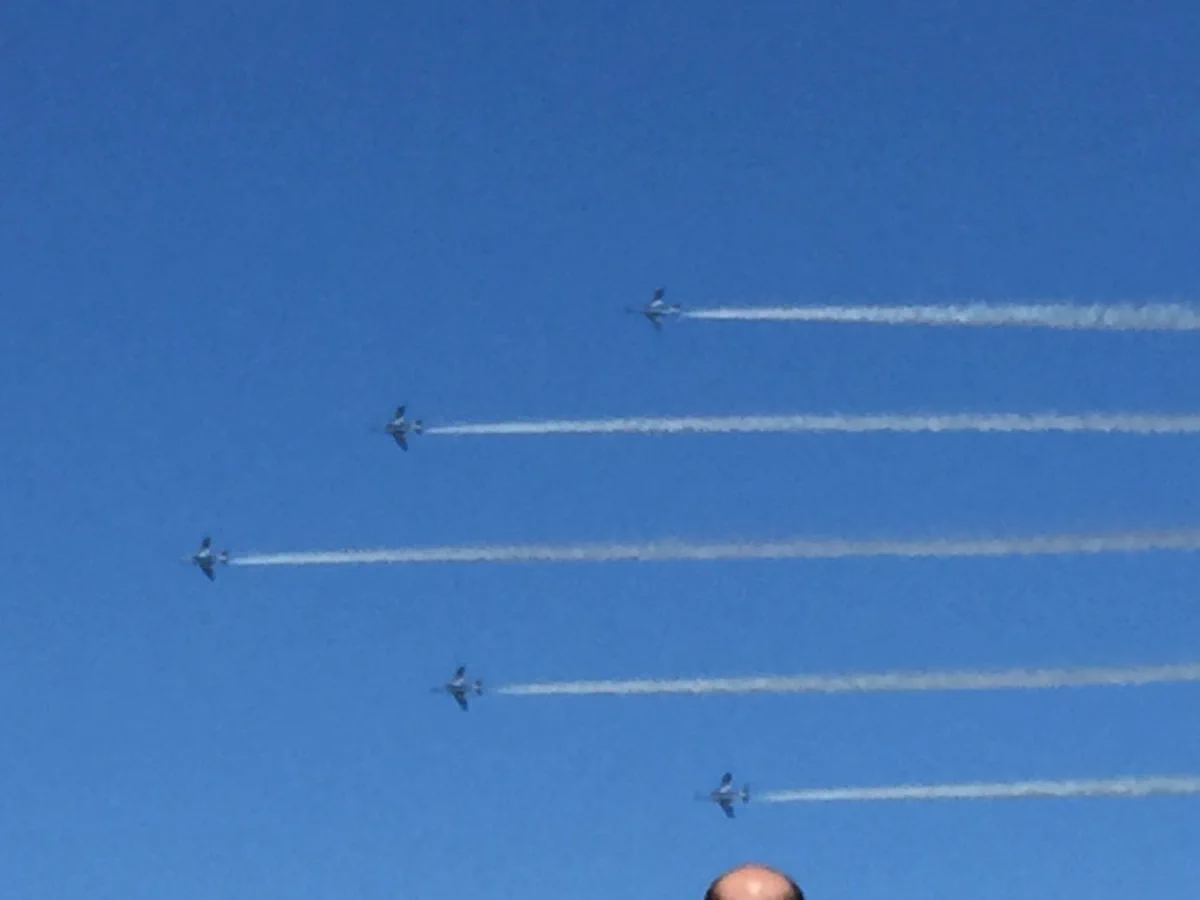 トリミングしようよｗ飛行機を撮影したら光るものが写って笑うｗｗｗ
