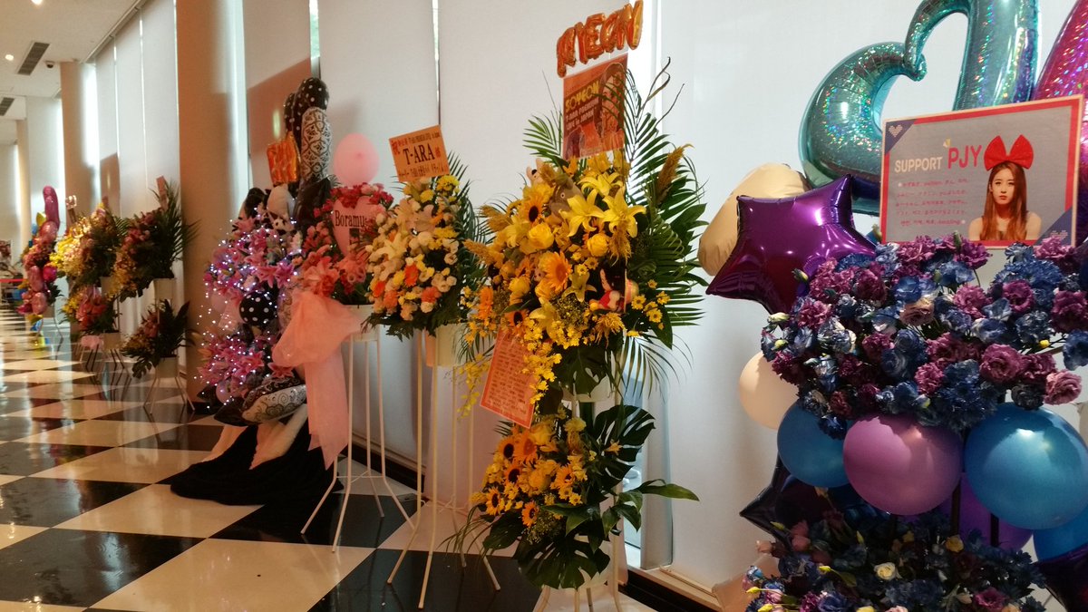 T-ARA PREMIUM LIVE in Japan - イベントカレンダー | 新大久保ホットガイド hot-korea.net/modules/cal/?e…
花もたくさん届いていますね！そろそろ開場です。