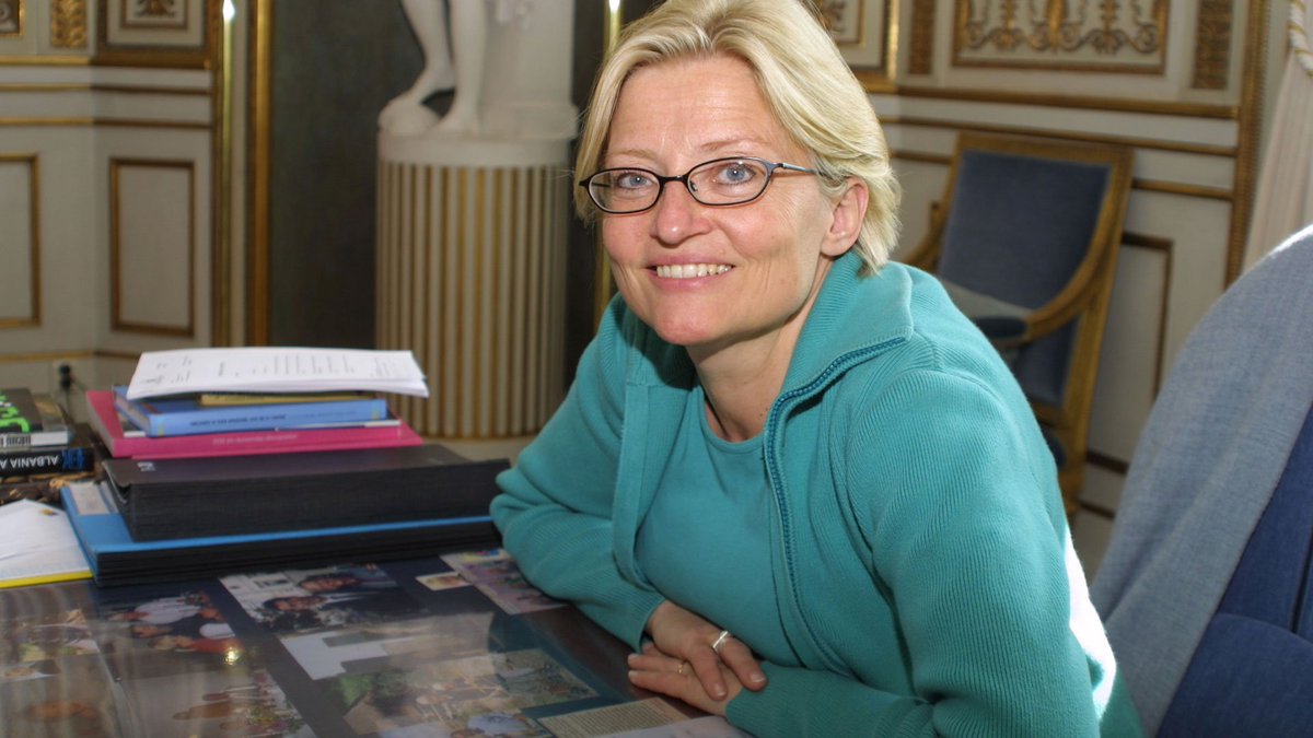 socialdemokrat's tweet photo. För 13 år sedan miste vi en förkämpe för demokrati och mänskliga rättigheter. Idag minns vi Anna Lindhs mod. https://t.co/SKNUDewYF4