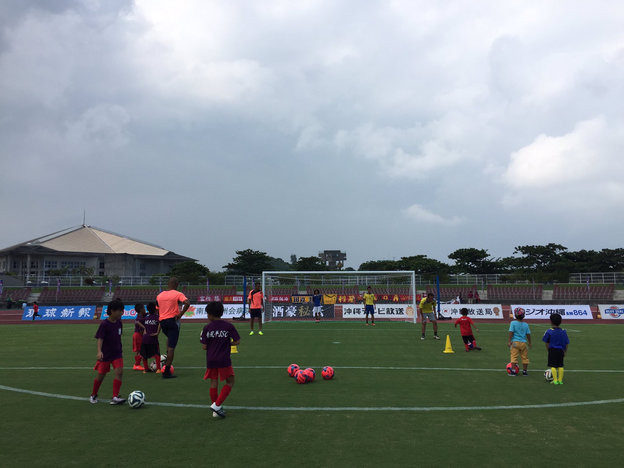 Fc琉球 Fc Ryukyu エールクリエイトpresents サッカー教室 開催中 東風平jsc ぐしかみfcの子どもたちが参加 元気いっぱいがんばってます Fc琉球 Fcryukyu 沖縄市 エールクリエイト T Co Zdzq5m9vir Twitter