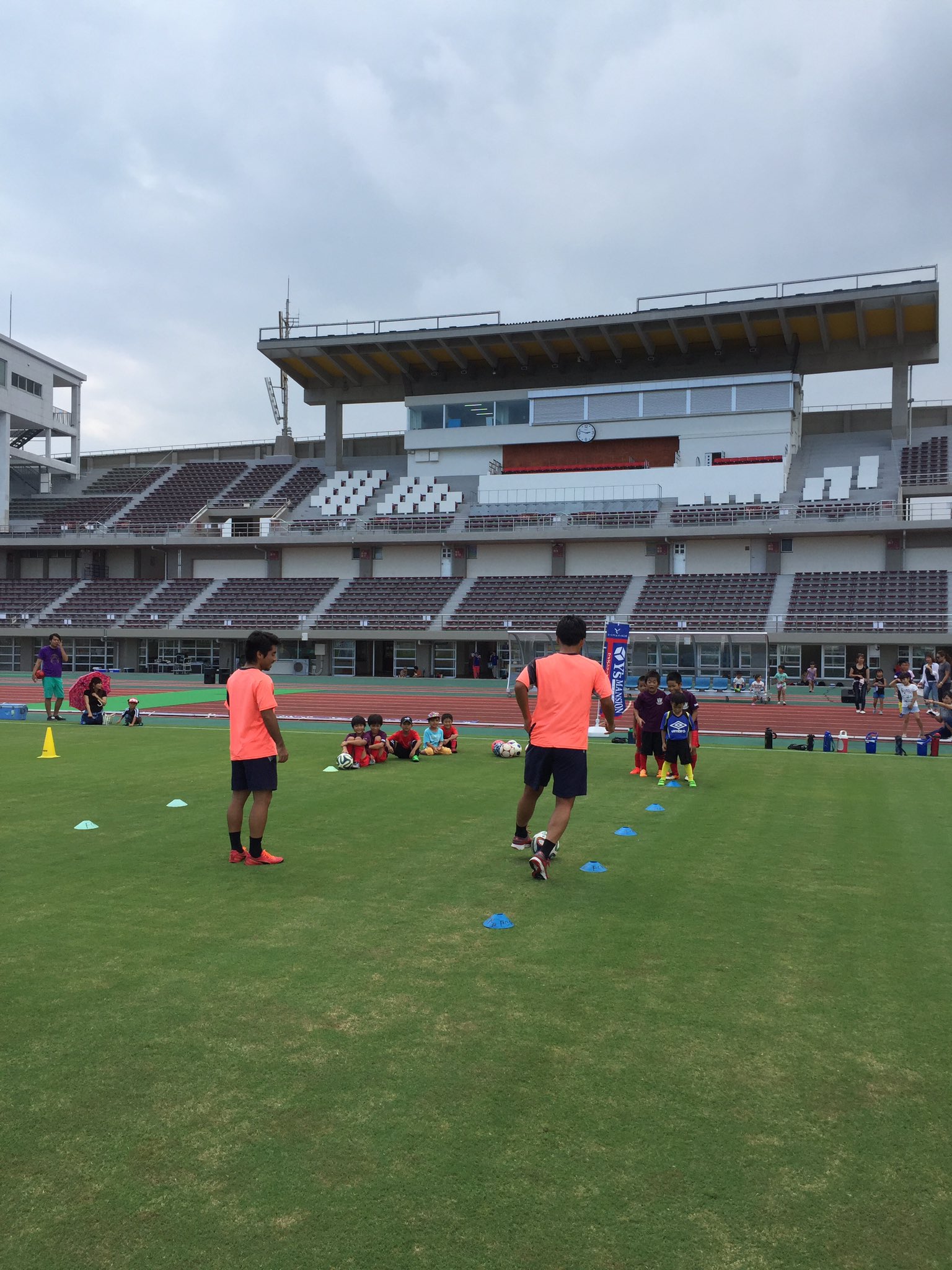 Fc琉球 Fc Ryukyu エールクリエイトpresents サッカー教室 開催中 東風平jsc ぐしかみfcの子どもたちが参加 元気いっぱいがんばってます Fc琉球 Fcryukyu 沖縄市 エールクリエイト T Co Zdzq5m9vir Twitter