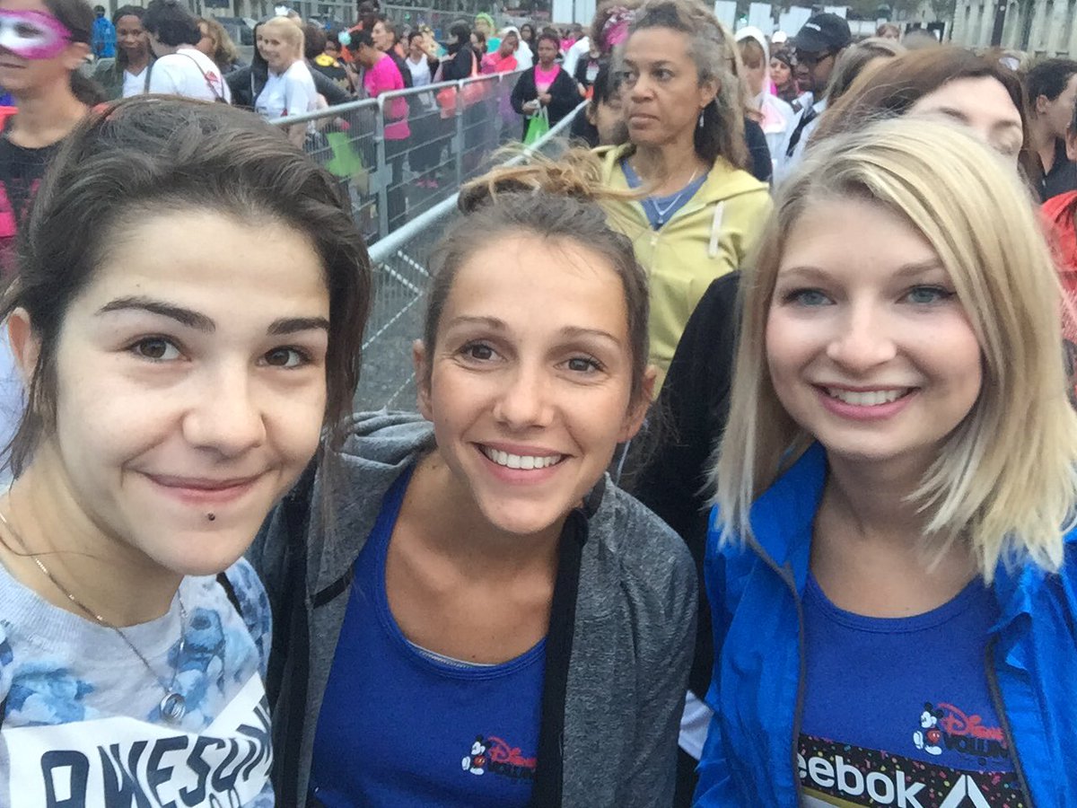 GMeggie's tweet photo. Prêtes pour #LaParisienne2016! #running #LeSportCestLaVie https://t.co/U5trewINjH