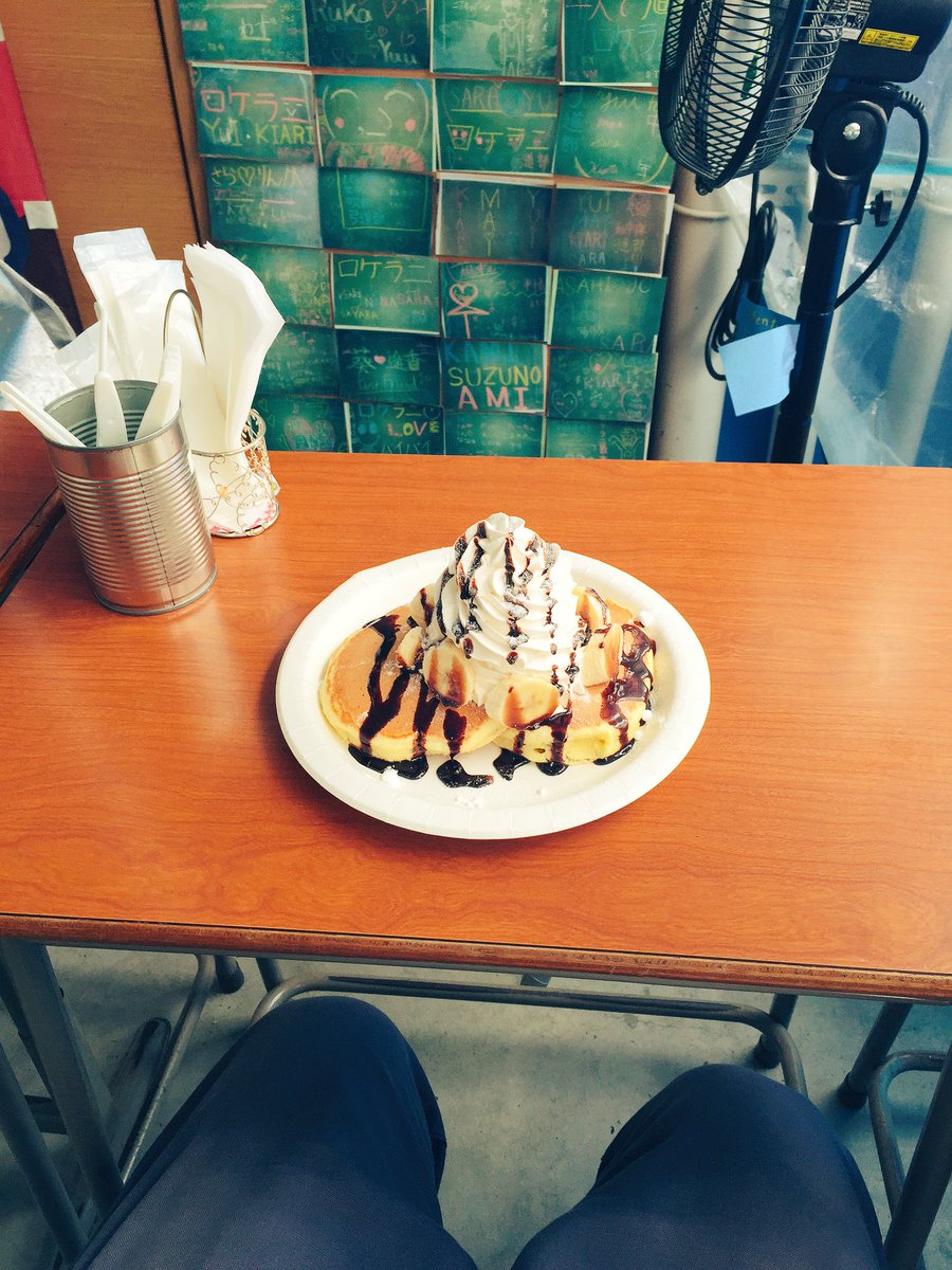 Masa 栃木 今日のおやつ 宇都宮市 ロケラニ バナナチョコ生クリームのパンケーキ 学校の机と椅子に座って頂きました 笑 パンケーキの生地はうずらの卵で作ってるそうです フワフワなめらかで美味しい ごちそうさまでした