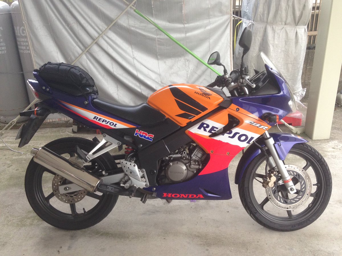 kawasumi12's tweet photo. ビフォー、アフター

こっちの方がタンクのホンダ羽デザインとマッチしてるw
#CBR125R #JC34 https://t.co/FAKqeow85s