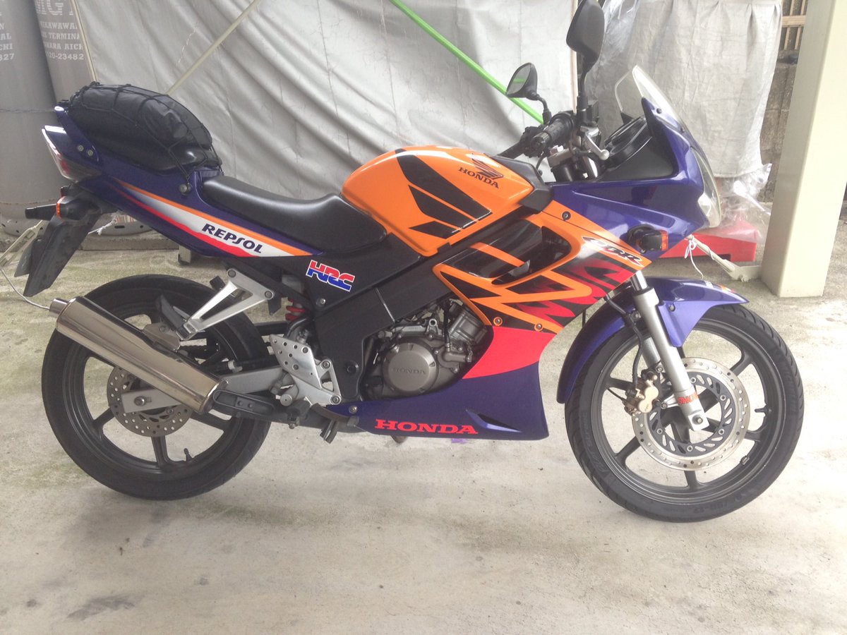 kawasumi12's tweet photo. ビフォー、アフター

こっちの方がタンクのホンダ羽デザインとマッチしてるw
#CBR125R #JC34 https://t.co/FAKqeow85s