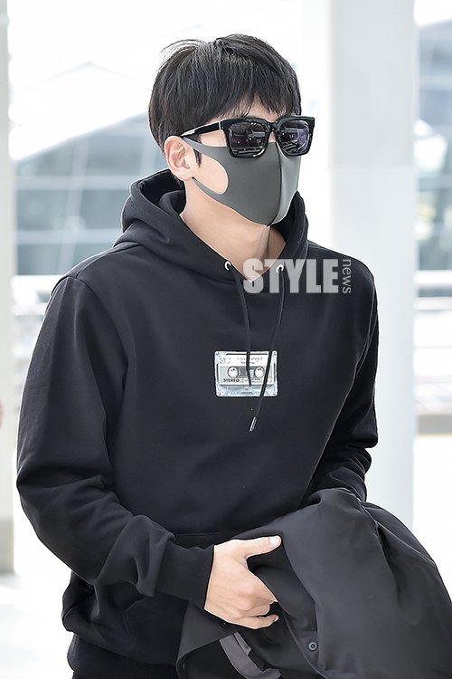 stnews_'s tweet photo. [스타일뉴스]  #윤아 #지창욱 이 #더K2 스페인 촬영을 위해 떠나는 날 공항에서 포착됐어요. #보디가드액션드라마 #더K2 벌써부터 기대되네요! #스타일뉴스 #stnews https://t.co/1vtzAWtFtc