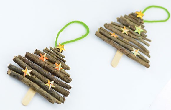 SantaFunGames's tweet photo. Popsicle Stick and Twigs Christmas Tree Ornaments! - @EasyPeasyandFun https://t.co/qJtTO23st3 https://t.co/UUO7MFVFDN