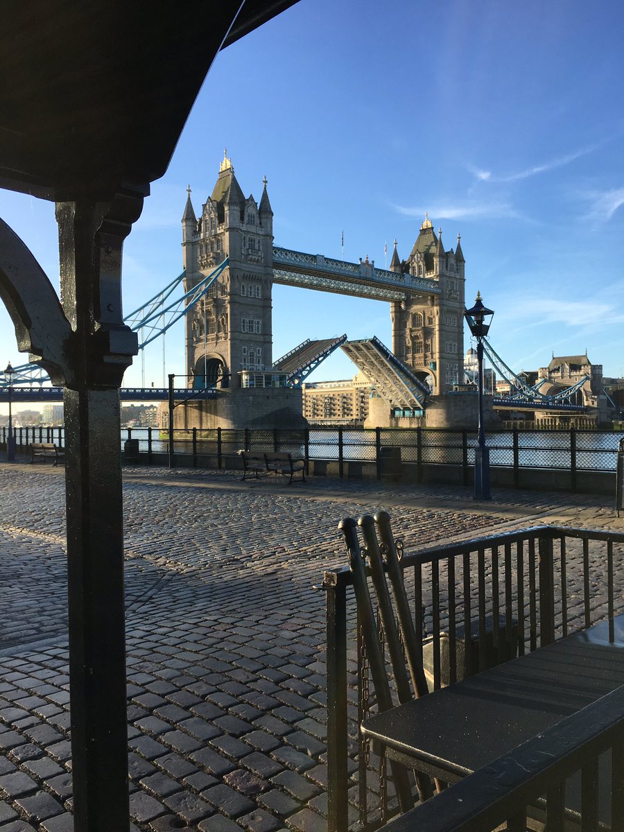 BillC373's tweet photo. Beautiful #SundayMorning and @TowerBridge opens to let through the invisible #NationalGeographicOrion & Tug #ZPBear https://t.co/fG3vrphfpo