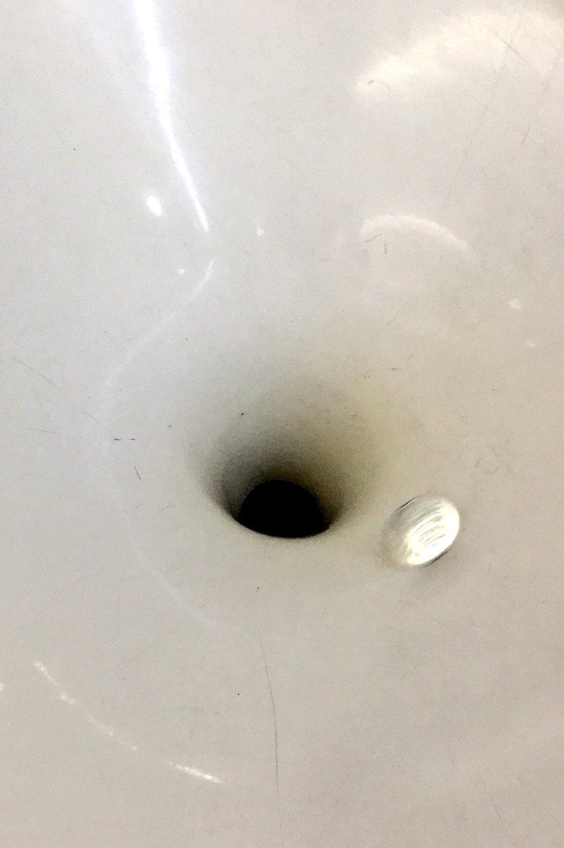 くるくるコイン募金箱。 吸い込まれること、ブラックホールの如し。