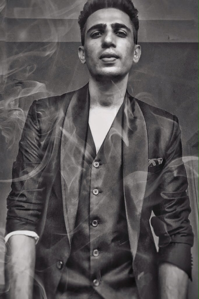 gulshandevaiah's tweet photo. *Smoky* #selfportrait #multipleapps #selfie #tux https://t.co/uibiuWgBFS