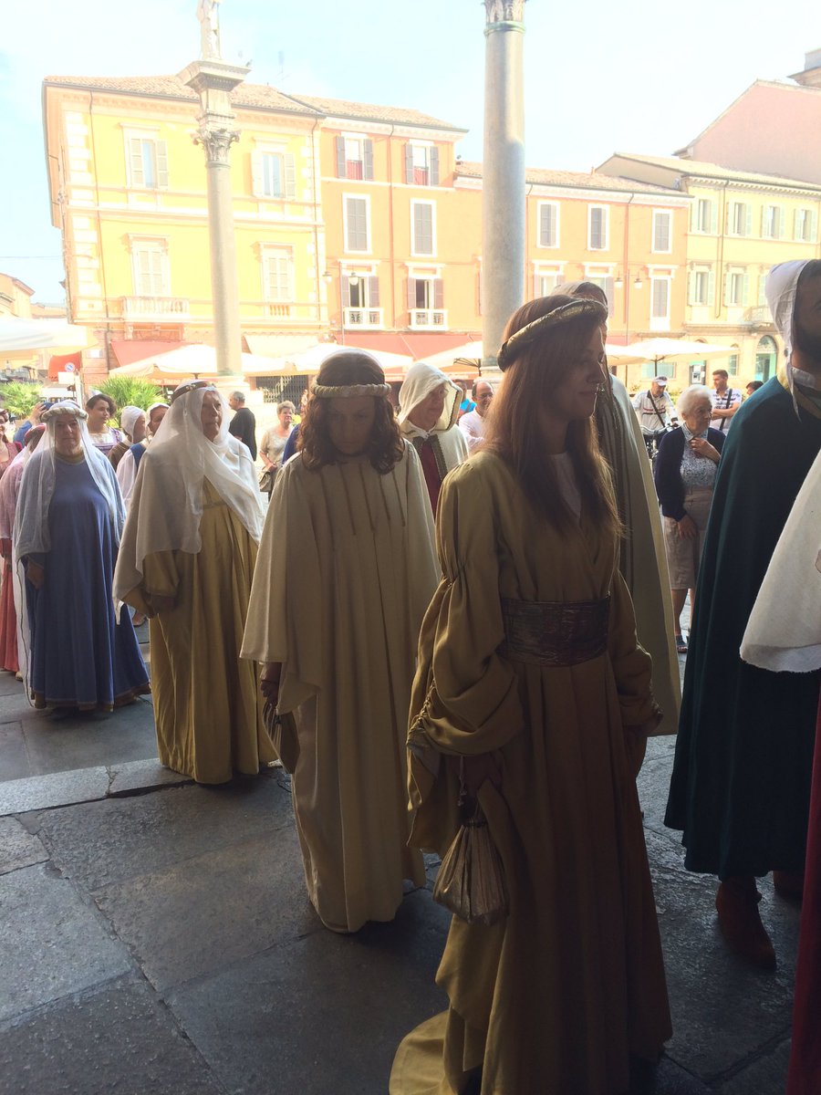 Al via il corteo Dantesco! Annuale di #Dante in attesa della Cerimonia dell'Olio #Ravenna #Firenze <a href="/matteorenzi/">Matteo Renzi</a>