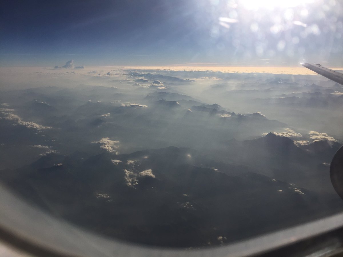 OviSANDU's tweet photo. Amazing scenery this morning courtesy of BlueAir flight Turin - London #BlueAir #blueairweb https://t.co/D6tisJzxxC
