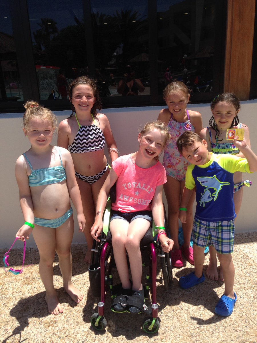 eims1983's tweet photo. @kizzybluewade Hi Kizzy its Nevaeh how are you? Any news? I love this pic of all of us from holls 👭👭😘😘😘😘 https://t.co/tAm9SvUp8v
