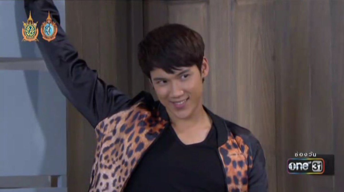 Maylody_JYH06's tweet photo. หมดกันพี่ตั้มกู!!! เสื้อลายเสือ กุงเกงสีแปร๋นเชียว เห็นแล้วกูนอนเอาขาก่ายหน้าผากเลย 😂😂😂😂 #เสือชะนีเก้ง https://t.co/11SkHkagNd