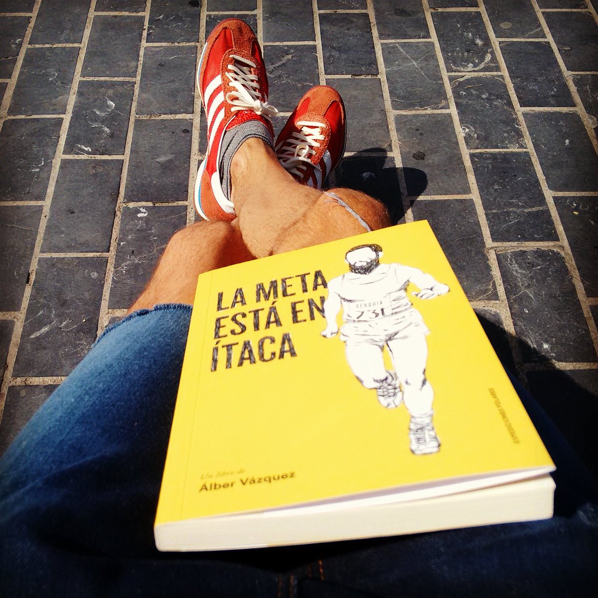 Alber's tweet photo. ¡Carreristas! ¡Tengo #libro nuevo y os vais a cagar! #correr #running #korrikaegin #behobia16 #behobiaSS #libros https://t.co/YJT4NRQ3bw