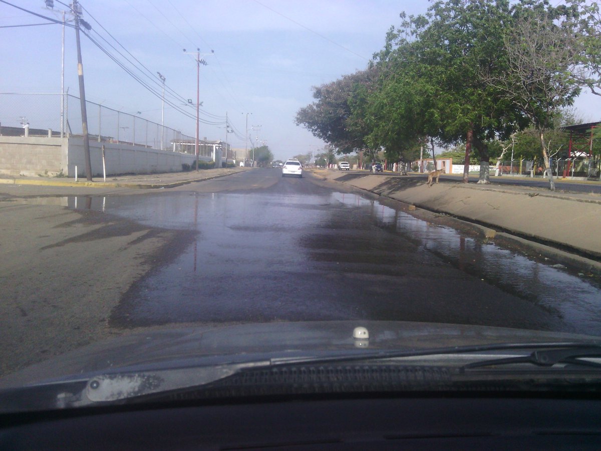 NoticiasFalcon's tweet photo. Vía @VanessaFlores_1:  ➛Así se bota el agua al lado del Desur Av Alí Primera mientras vamos a un racionamiento peor https://t.co/vlx0zRum4S