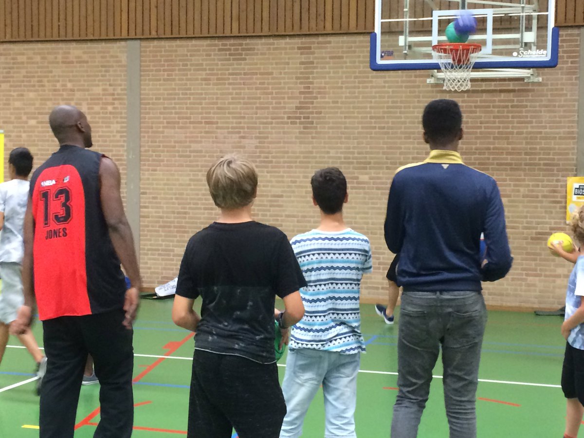 EvelynDuinker's tweet photo. Freestyler basketbal Chip Jones bij sport iT festival ! Sport evenementen Haaglanden @delft voorelkaar https://t.co/RB7ARXcSmP